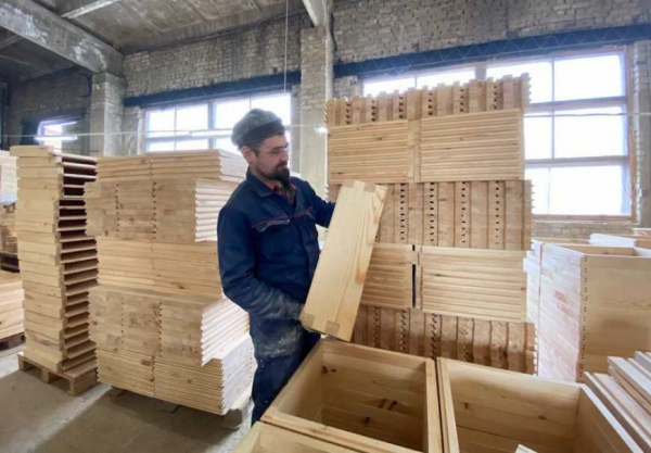 За програмою USAID підприємство на Луганщині отримало 5,5 тисяч замовлень від бджолярів